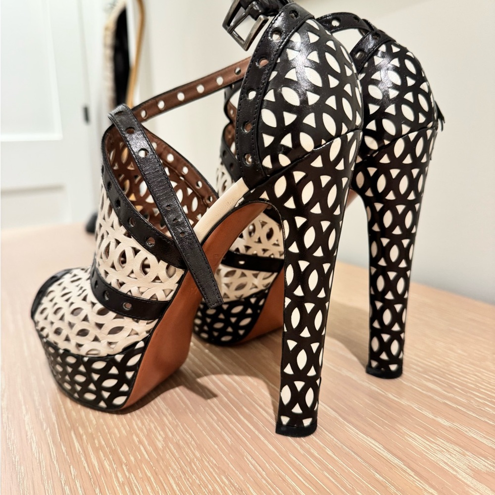 Stunning Alaia Black and White Platform Heel - Picture 6 of 6